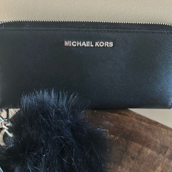 Michael Kors Wristlet. Black/Silver. Excellent Condition. MK fur key chain. - Picture 2 of 8